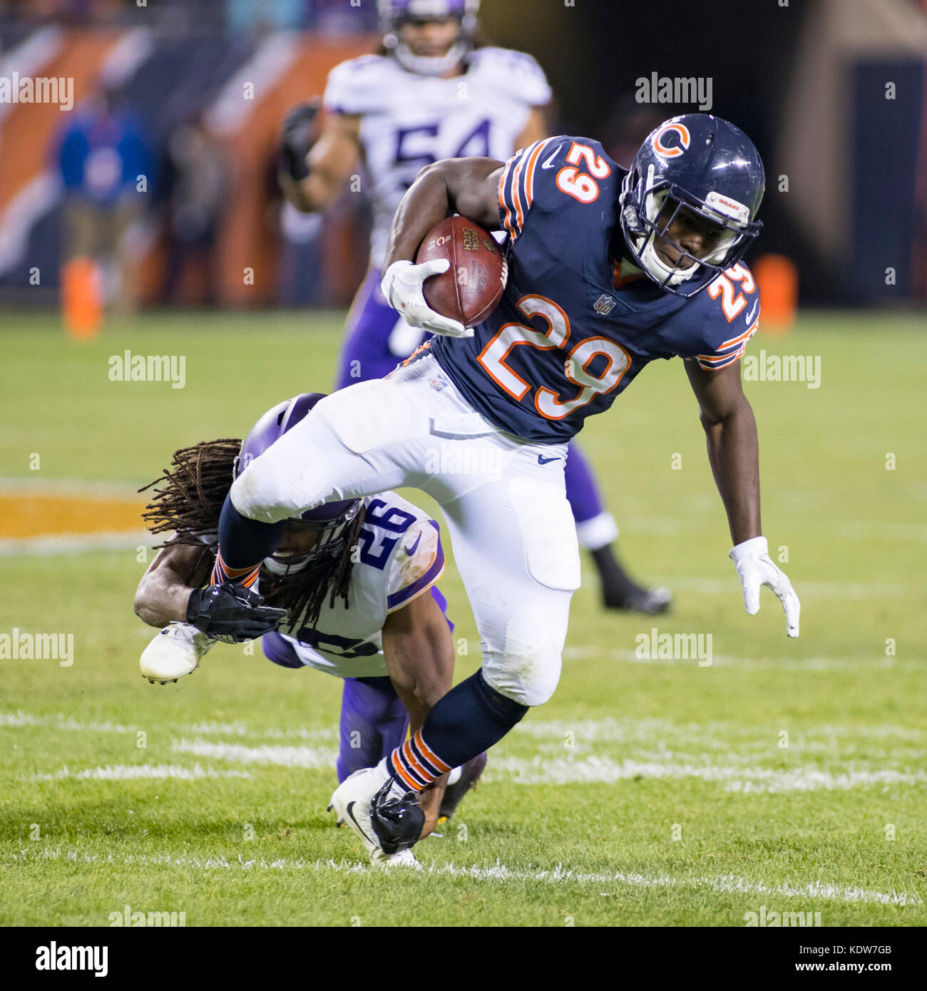 Chicago, Illinois, USA. 09Th Oct, 2017. - Porte # 29 Tarik Cohen est abordé par les Vikings # 26 Trae Waynes Way au cours de la NFL match entre les Vikings du Minnesota et Chicago Bears à Soldier Field, à Chicago, IL. Photographe : Mike Wulf/CSM/Alamy Live News Banque D'Images