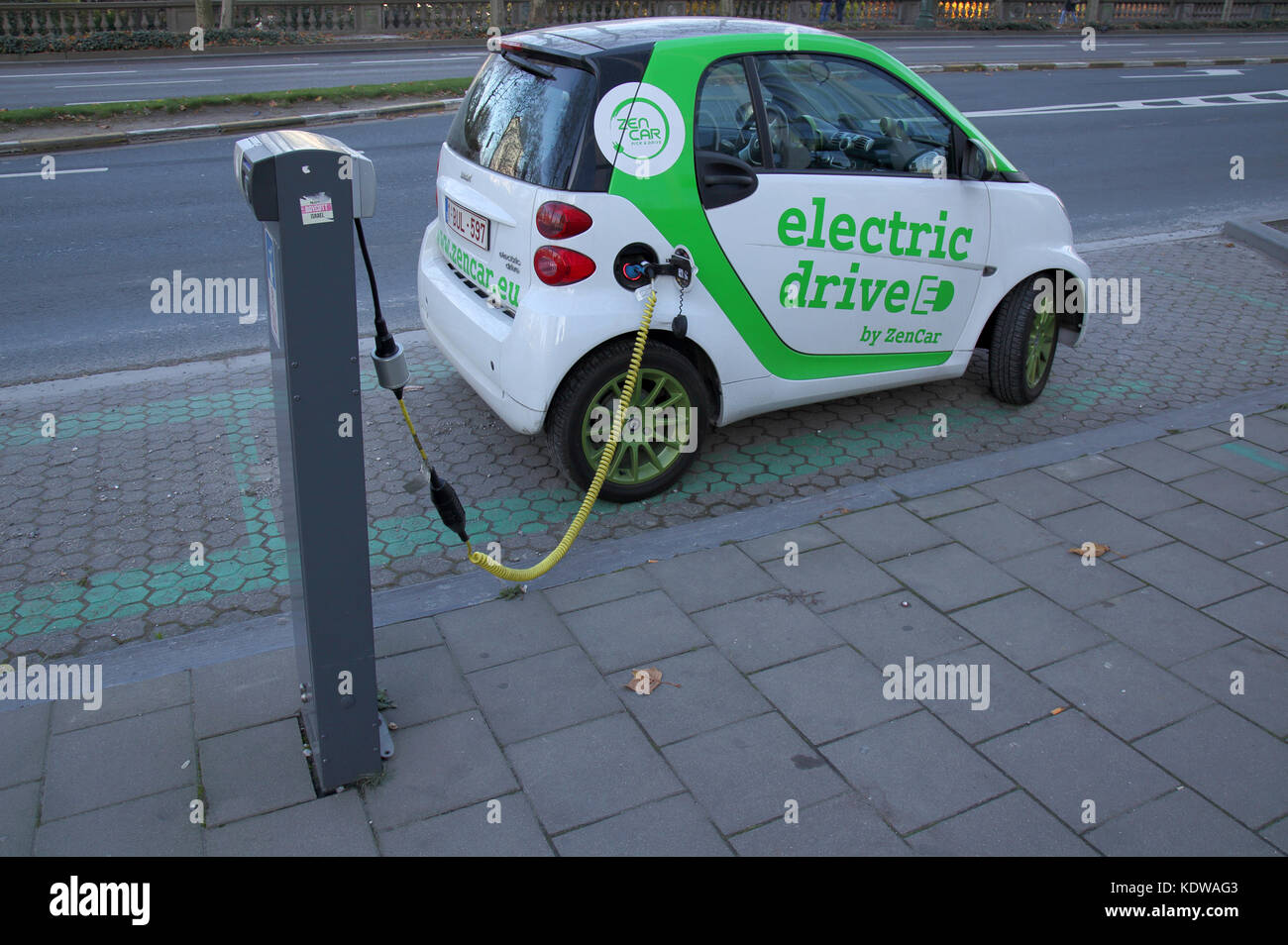 Recharger une voiture électrique à bruxelles belgique Photo Stock - Alamy