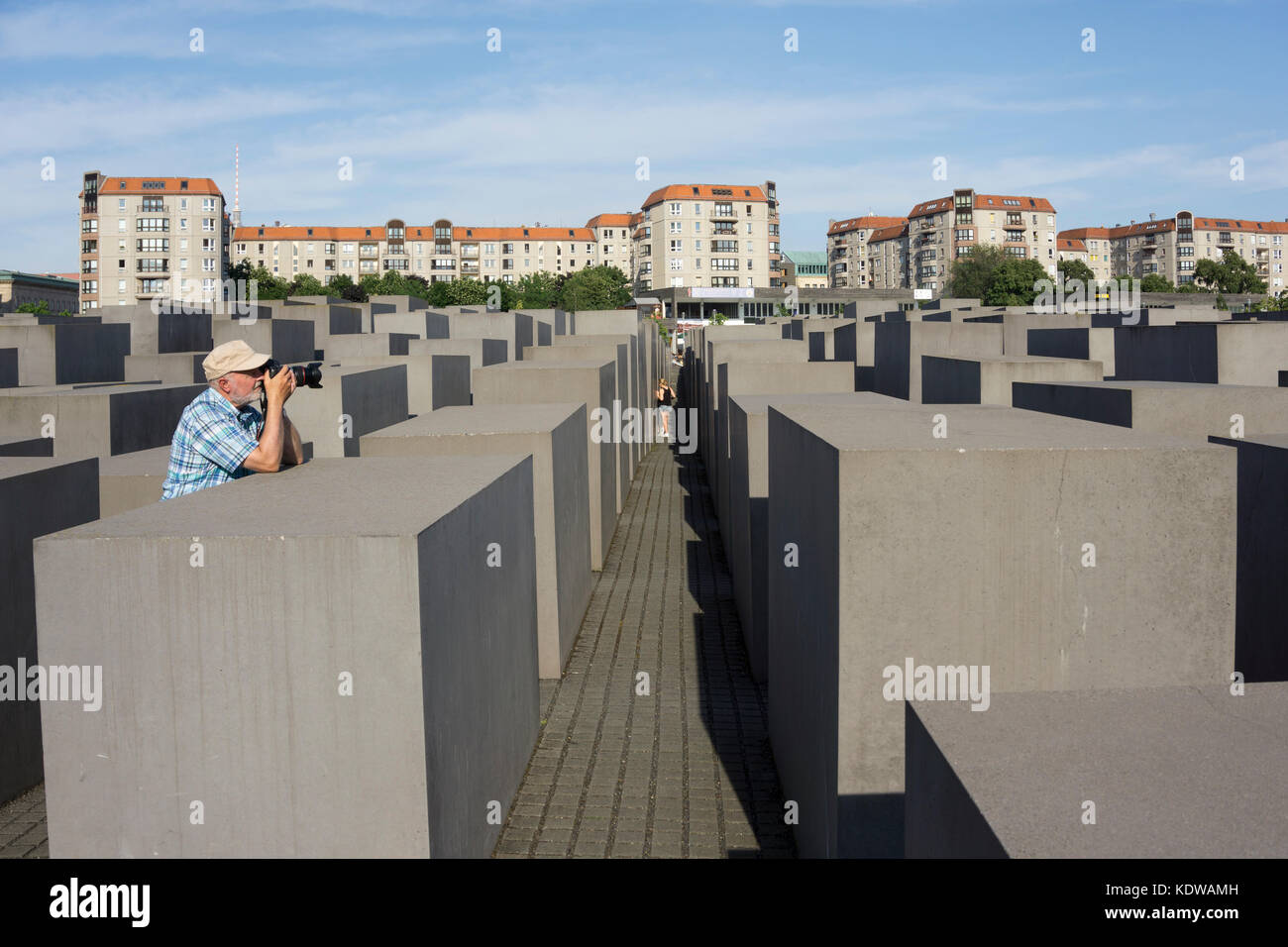 L'homme prend des photos à l'holocaust memorial, Berlin, Germany, Europe Banque D'Images