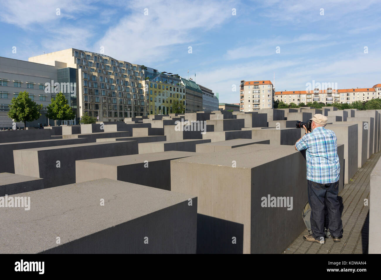 L'homme prend des photos à l'holocaust memorial, Berlin, Germany, Europe Banque D'Images