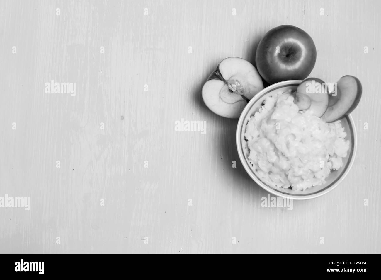 Porridge aux pommes pour le petit déjeuner Banque D'Images