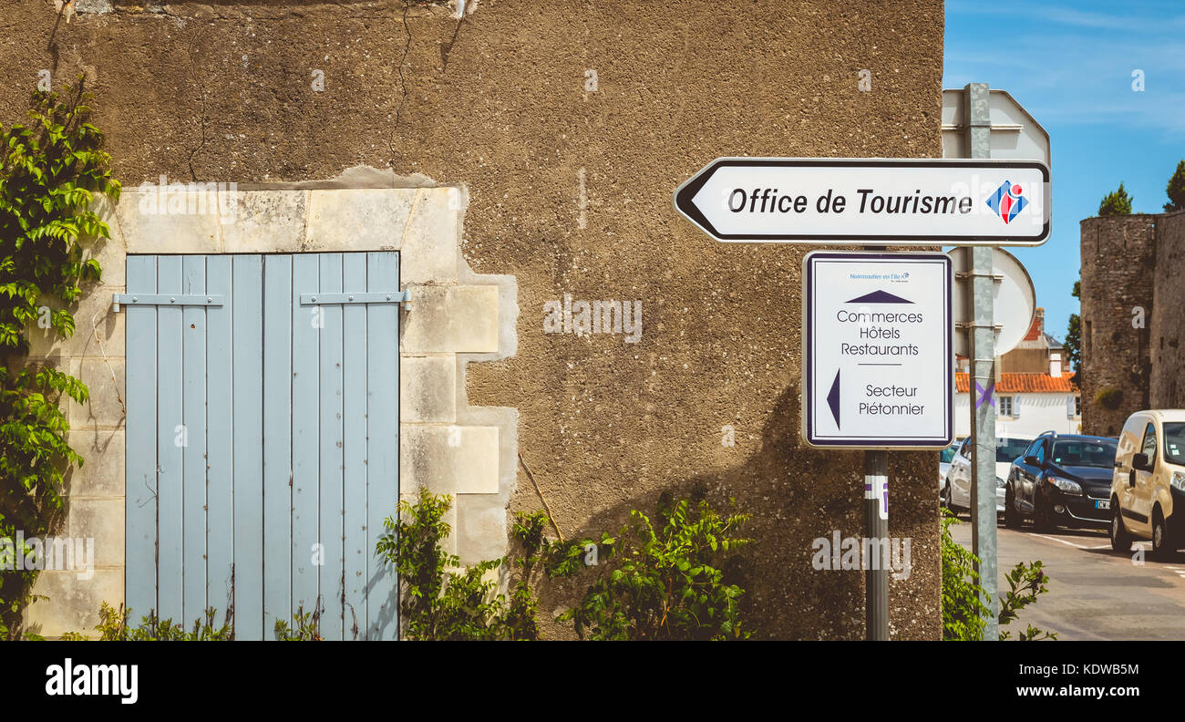 NOIRMOUTIER, FRANCE - Juillet 03, 2017 : dans la rue, un panneau indique la direction de la zone piétonne et des commerces. Il est écrit en français - à Banque D'Images