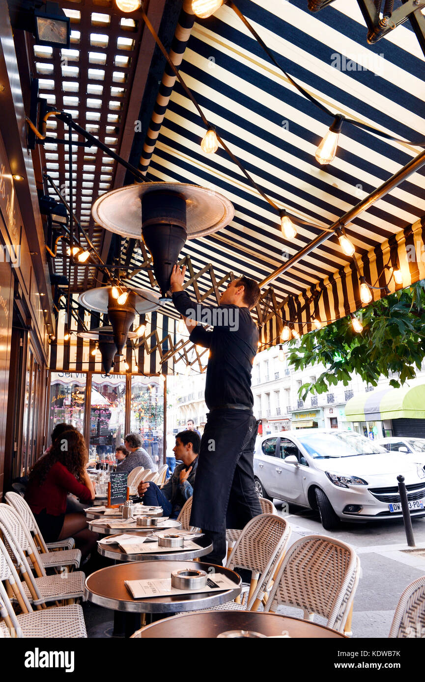 Système de chauffage sur une terrasse - Café, brasserie, Montmartre, Paris  - France Photo Stock - Alamy