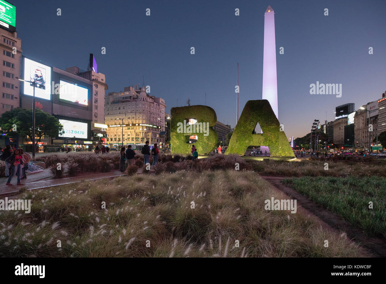 Les touristes posant devant l'obélisque à la Plaza de la Republica, Buenos Aires, Argentine Banque D'Images