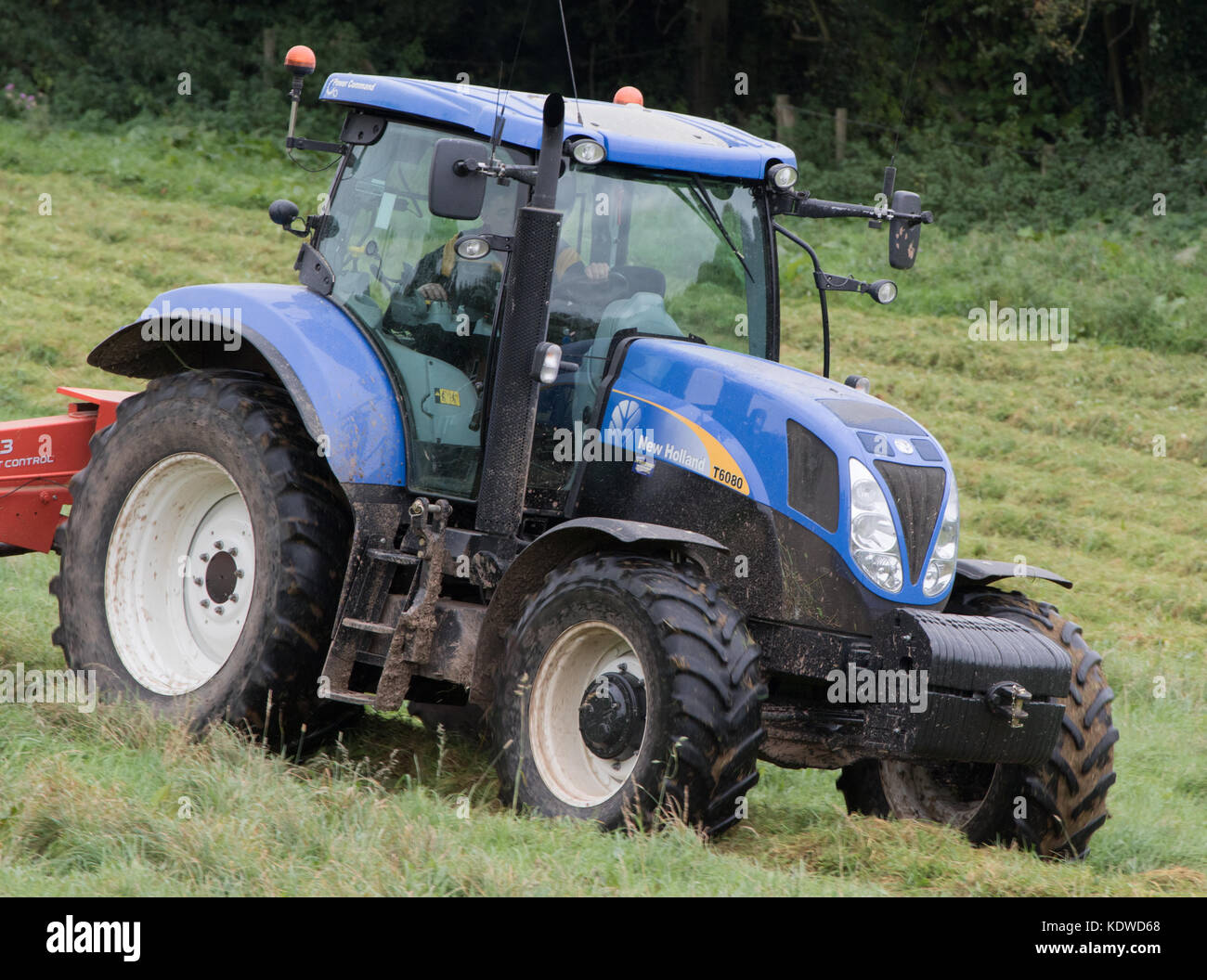 New Holland T6080 tirant la faucheuse à foin Banque D'Images