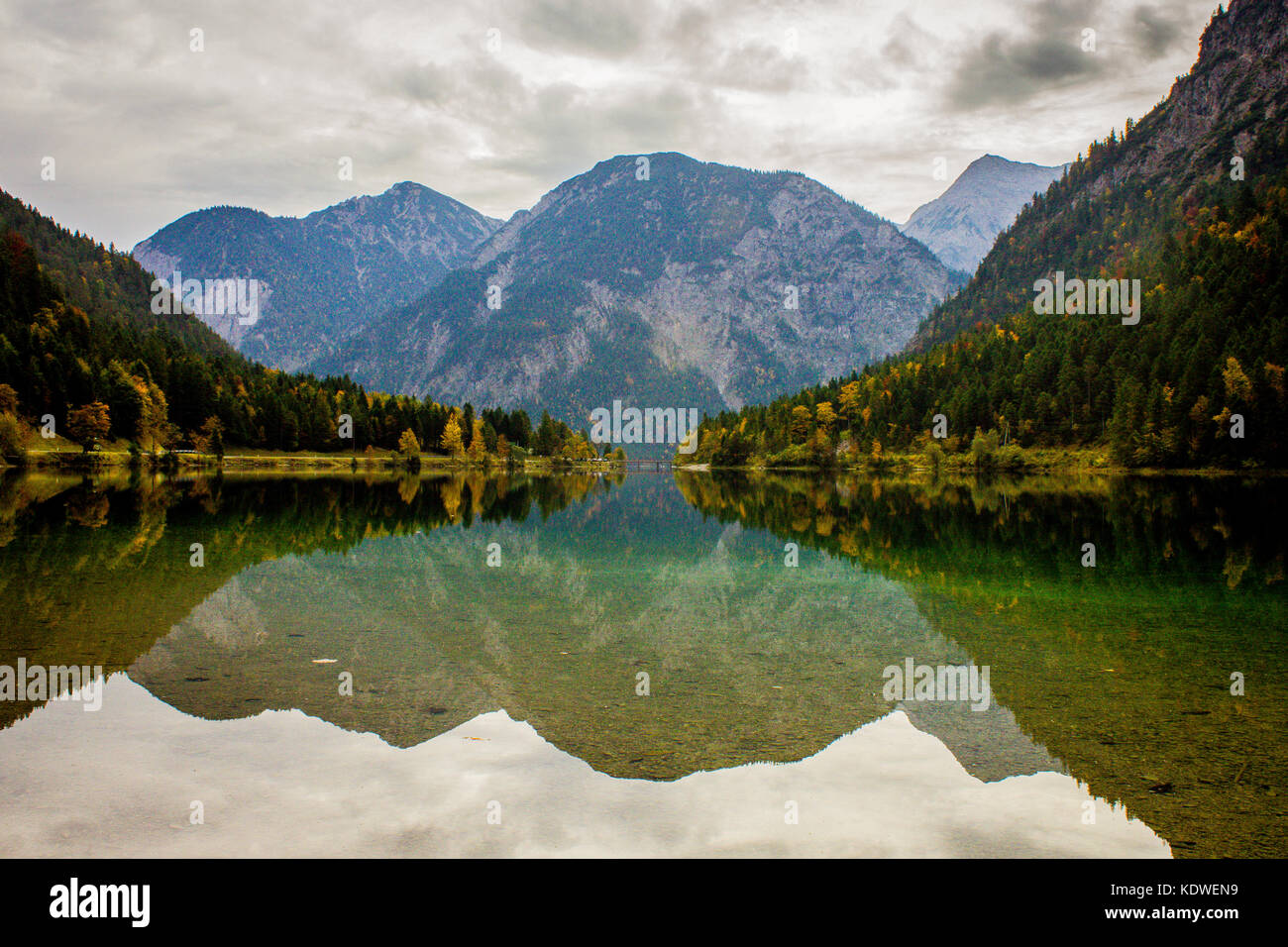 Une vue sur le lac Plansee, en Autriche, dans un jour nuageux Banque D'Images