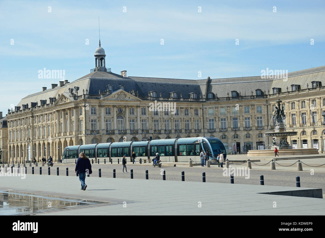 Place de la bourse avec un célèbre tram à bordeaux Banque D'Images