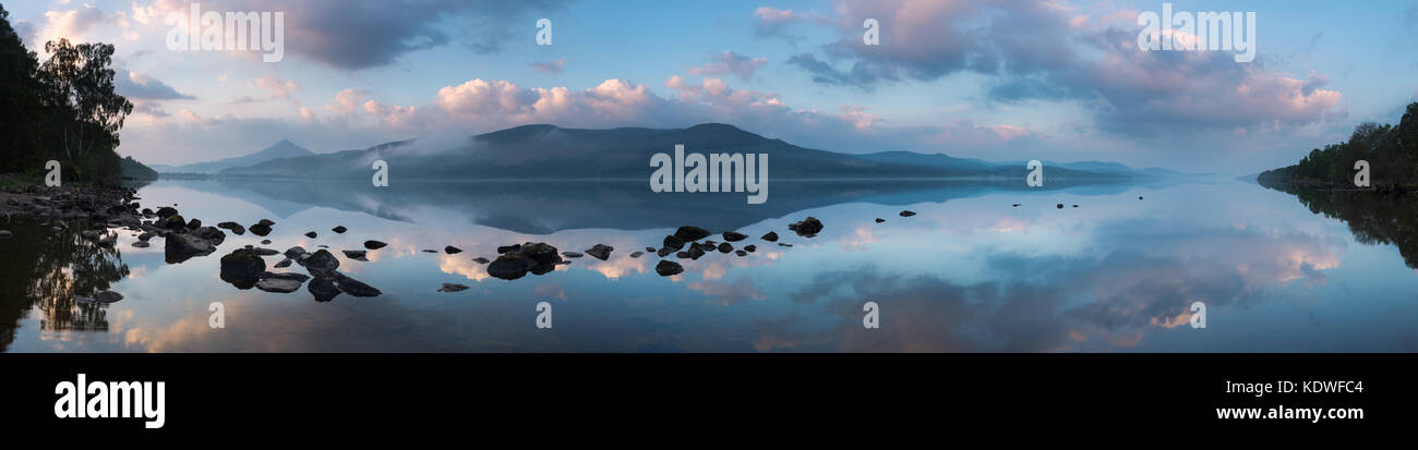 Station House reflète dans le Loch Rannoch à l'aube, Perthshire, Écosse, Royaume-Uni Banque D'Images