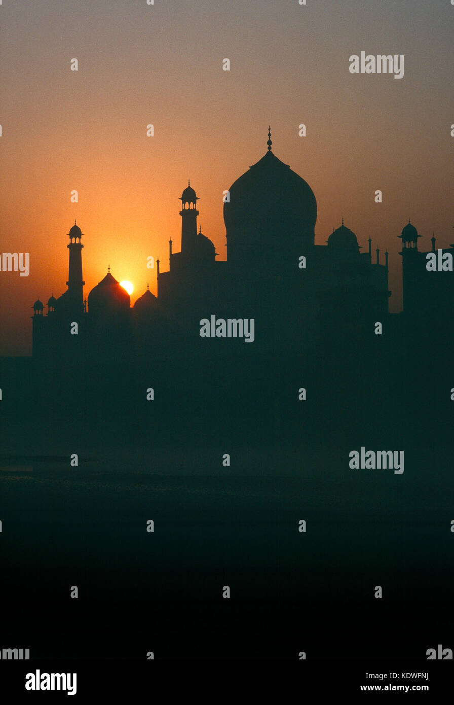 Inde. Agra. Silhouette du Taj Mahal au coucher du soleil. Banque D'Images