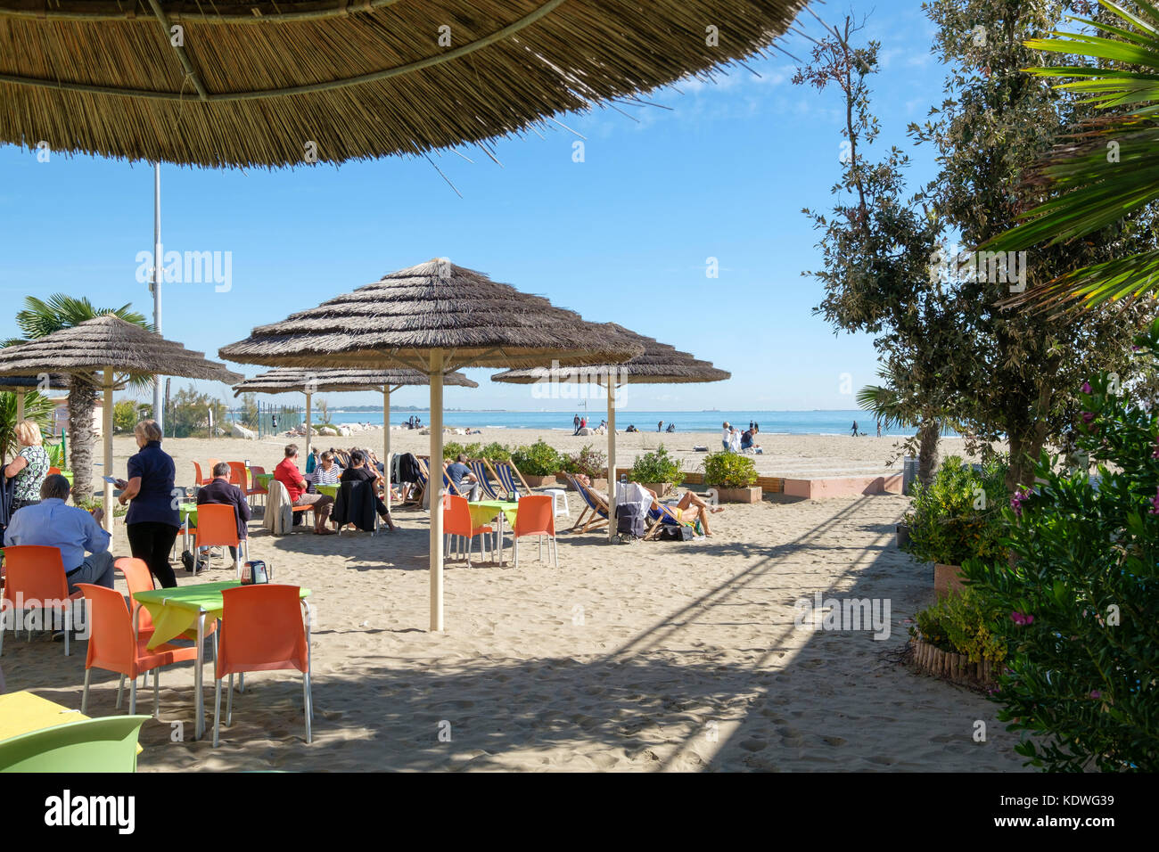 Les gens se détendre à la Blue Moon snack-bar sur la plage, à Lido de Venise, Venise, Italie Banque D'Images