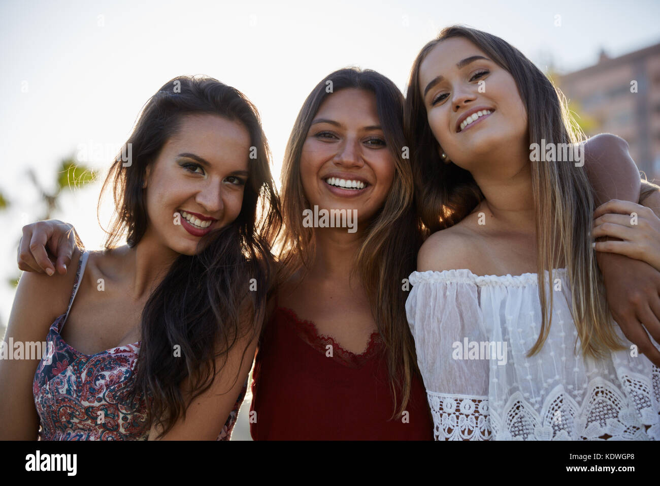 Portrait de trois belles femmes Standing together smiling Banque D'Images