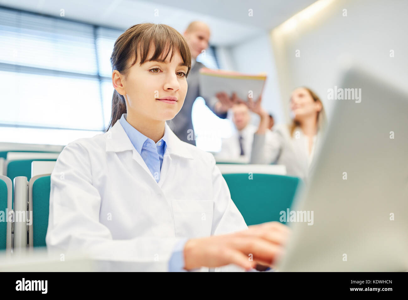 En tant que jeune femme avec des étudiants en médecine dans le domaine de l'apprentissage apprendre ordinateur portable Banque D'Images