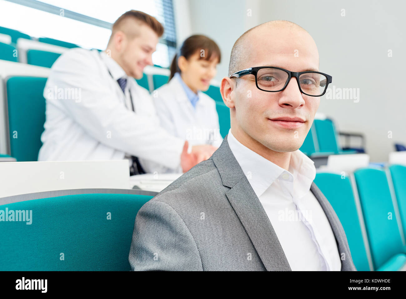 Jeune homme comme élève de l'école de médecine médecine apprendre des études en séminaire Banque D'Images