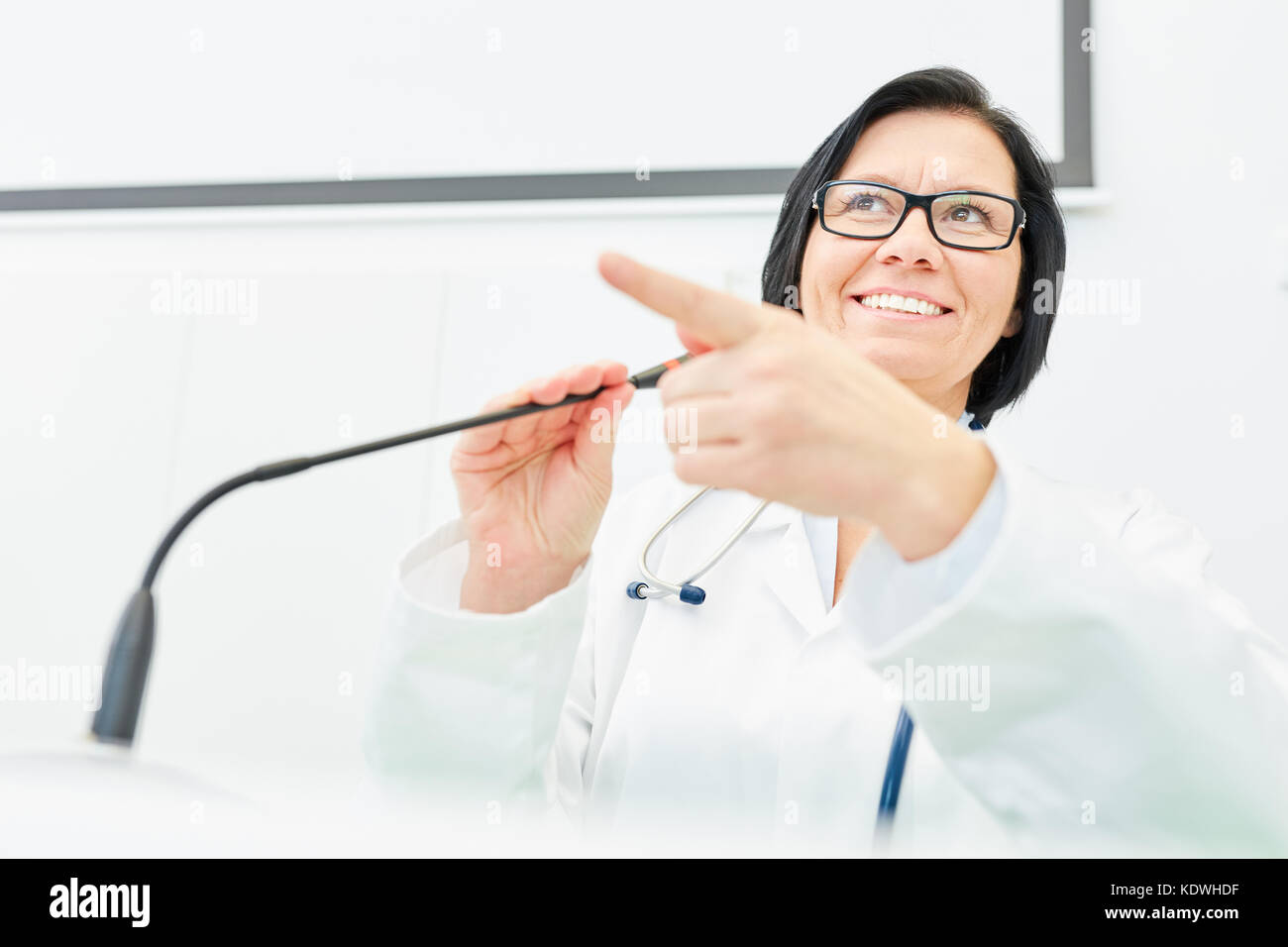 La femme comme conférencier et formateur en médecine à l'université présentation Banque D'Images