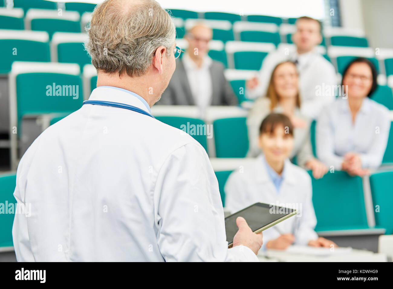 Maître de l'école de médecine médecins enseignent dans la salle de conférences avec tablet Banque D'Images