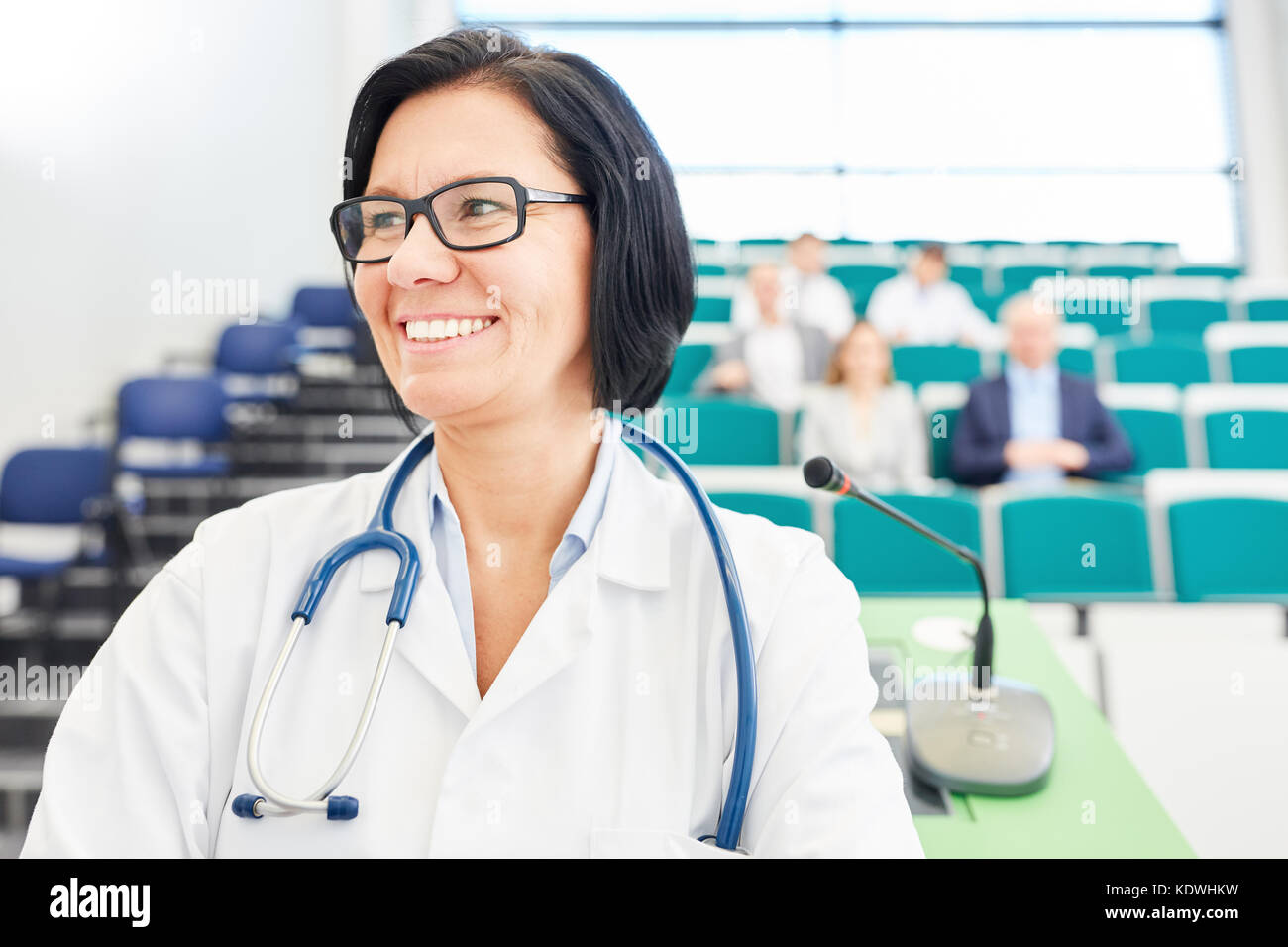 La femme comme médecin ou médecin en médecine conférence d'apprentissage Banque D'Images