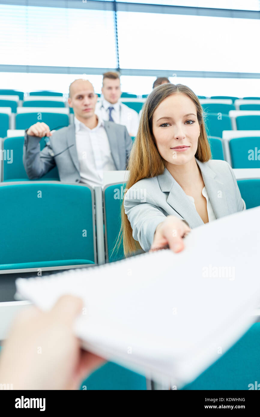 Les étudiants en médecine apprennent en coopération et d'échanger des notes Banque D'Images