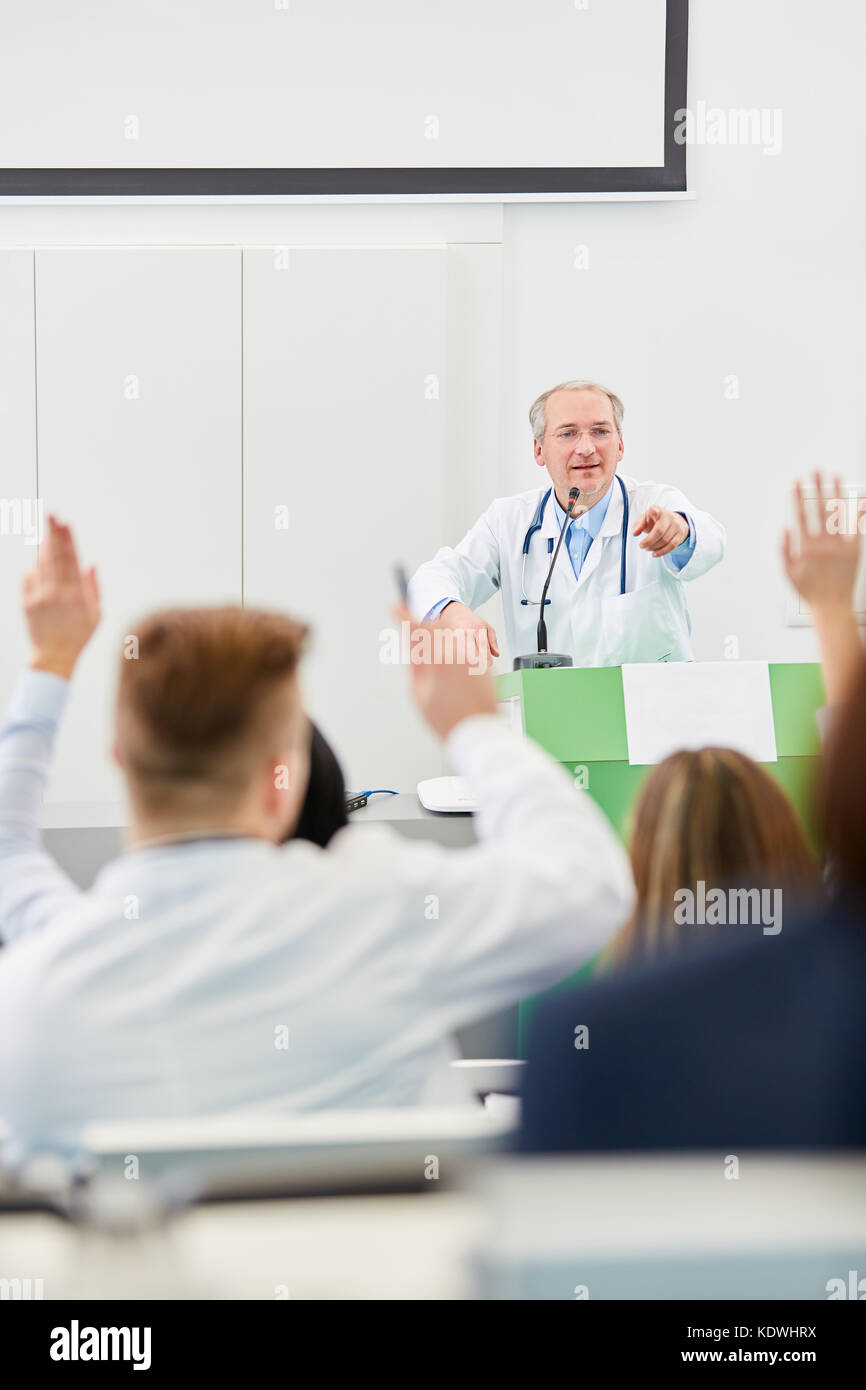 Les leçons de l'école de médecine à l'université séminaire poser à une session Banque D'Images