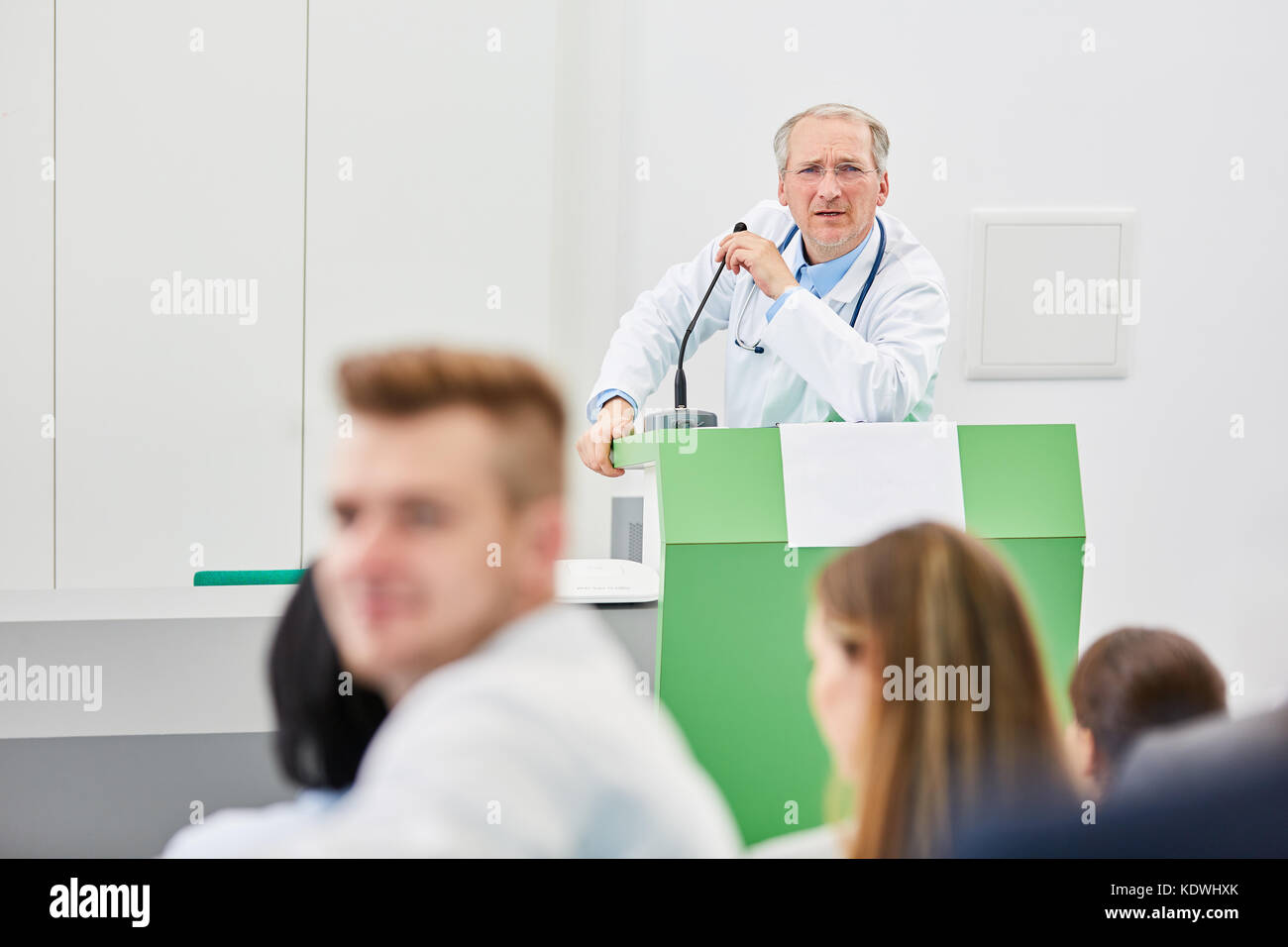 Médecin principal en tant que professeur de médecine en donnant des leçons d'apprentissage aux étudiants Banque D'Images