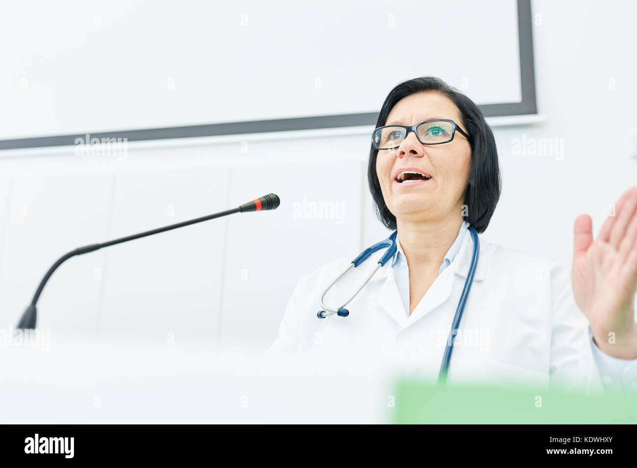 La femme comme professeur de médecine à l'université présentation hall Banque D'Images