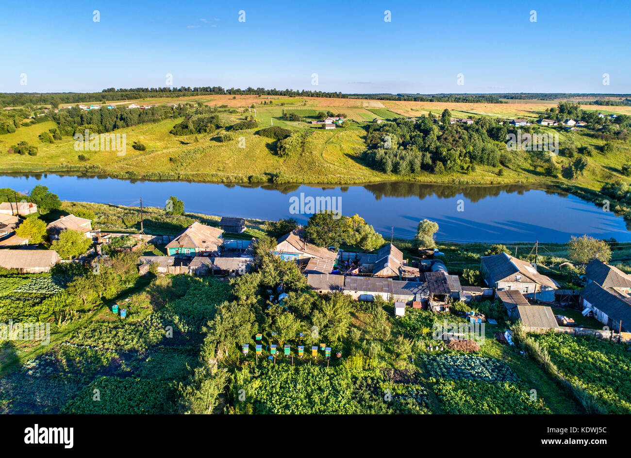 Vue aérienne de maloe gorodkovo, village typique sur la montagne russe central, région de Koursk (Russie Banque D'Images