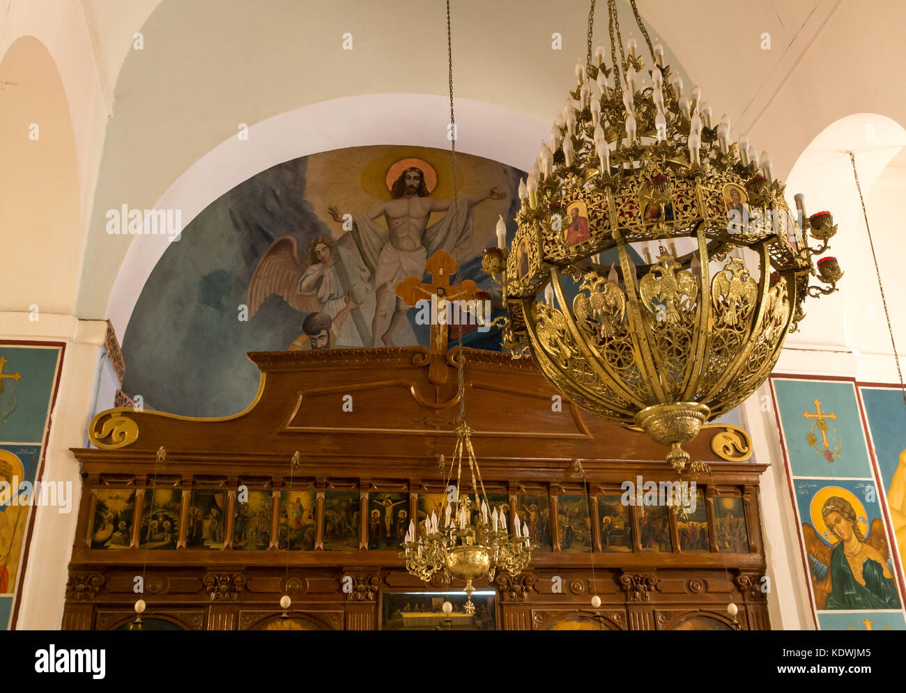 Intérieur de la Basilique Saint George, avec des lumières au plafond et des peintures religieuses, Madaba, Jordanie, Moyen-Orient Banque D'Images