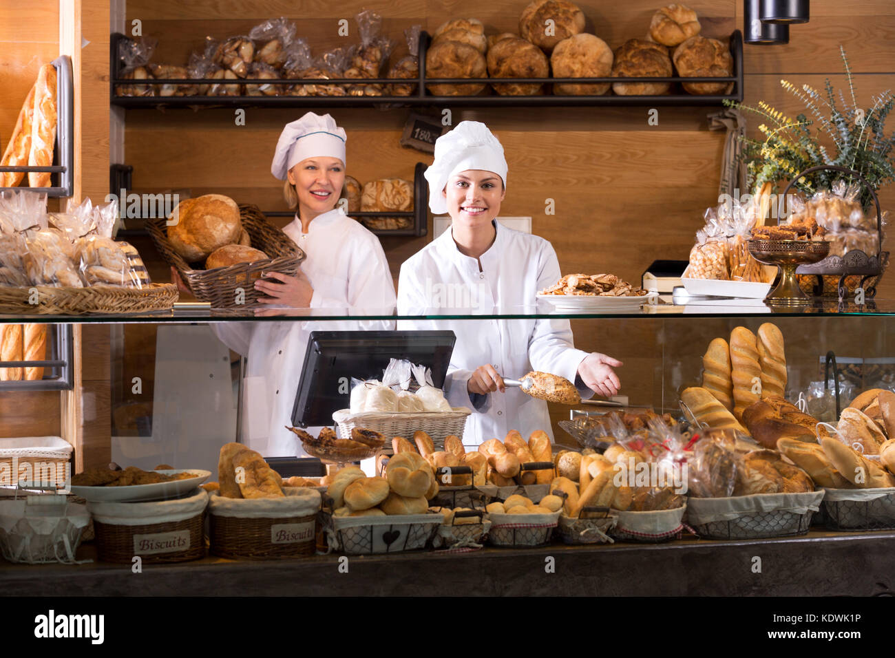 Deux femmes vendeur la pâtisserie fraîche et miches de pain l'article Banque D'Images