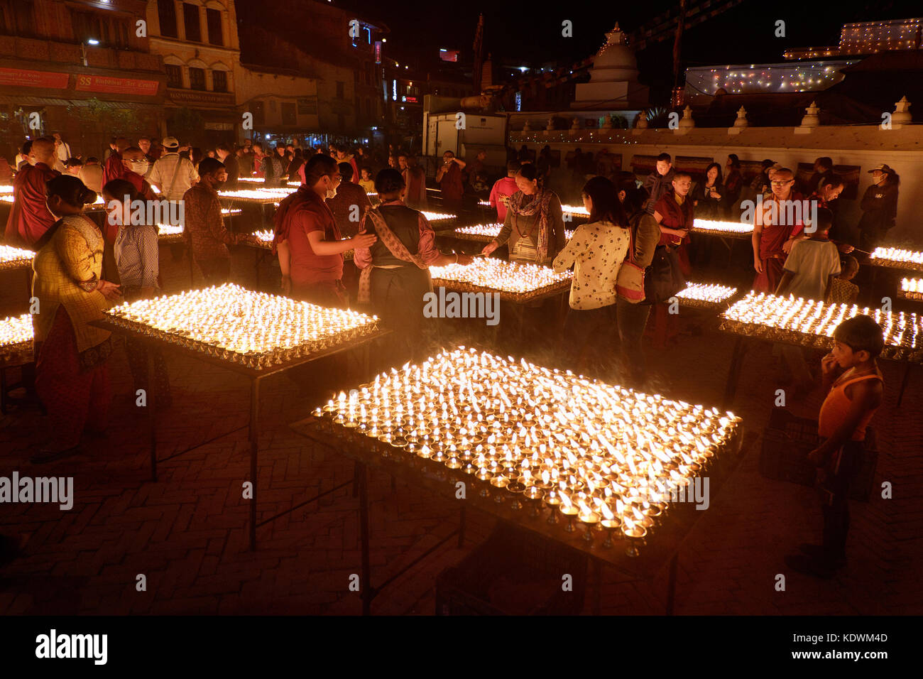 NÉPAL. KATMANDOU — 03 MAI 2017 : offre de lampes à huile brûlantes près du stupa Bouddanath à Katmandou. Katmandou est la capitale et la plus grande Banque D'Images NÉPAL. KATMANDOU — 03 MAI 2017 : offre de lampes à huile brûlantes près du stupa Bouddanath à Katmandou. Katmandou est la capitale et la plus grande Banque D'Images
