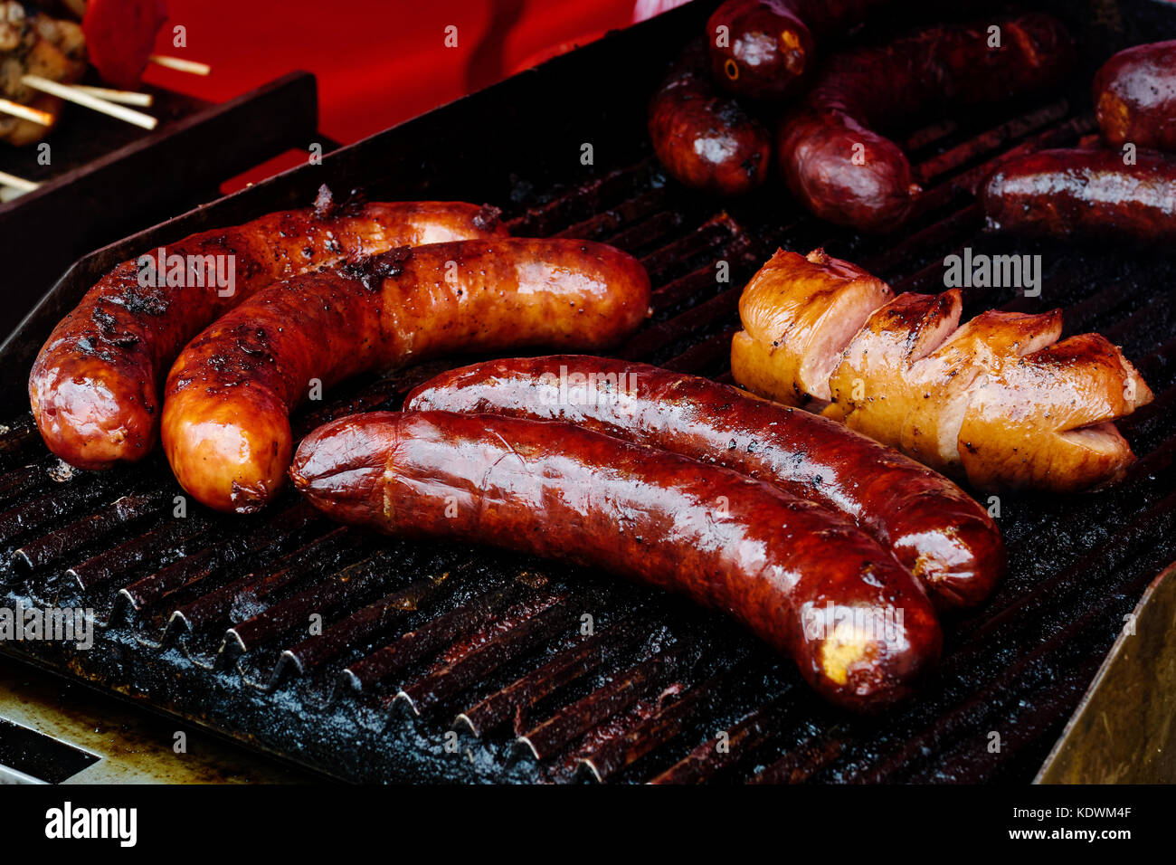 Saucisses bratwurst sur plaque de fer en fonte. Banque D'Images