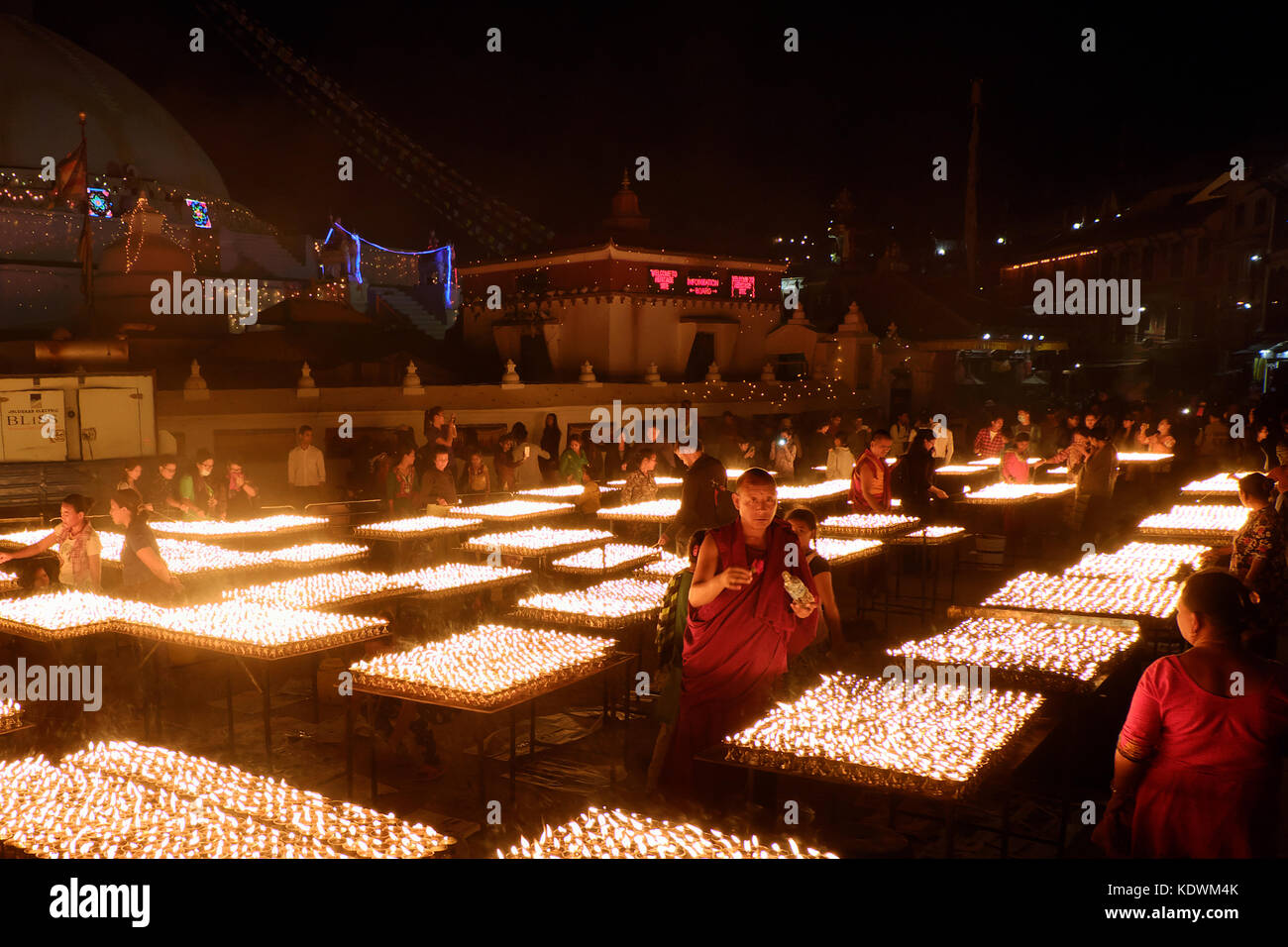 Népal - Katmandou. mai 03, 2017 : l'offre de lampes à huile en feu près de la stupa bouddanath à Katmandou. Katmandou est la capitale et la plus grande Banque D'Images Népal - Katmandou. mai 03, 2017 : l'offre de lampes à huile en feu près de la stupa bouddanath à Katmandou. Katmandou est la capitale et la plus grande Banque D'Images