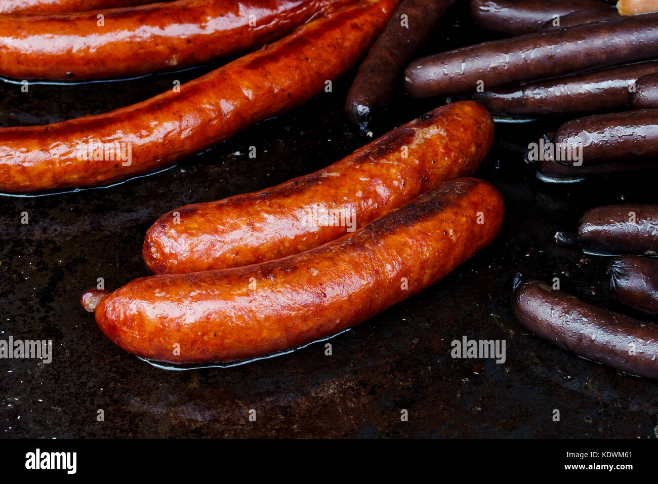 Paprika saucisses Bratwurst sur plaque de fer en fonte. Banque D'Images