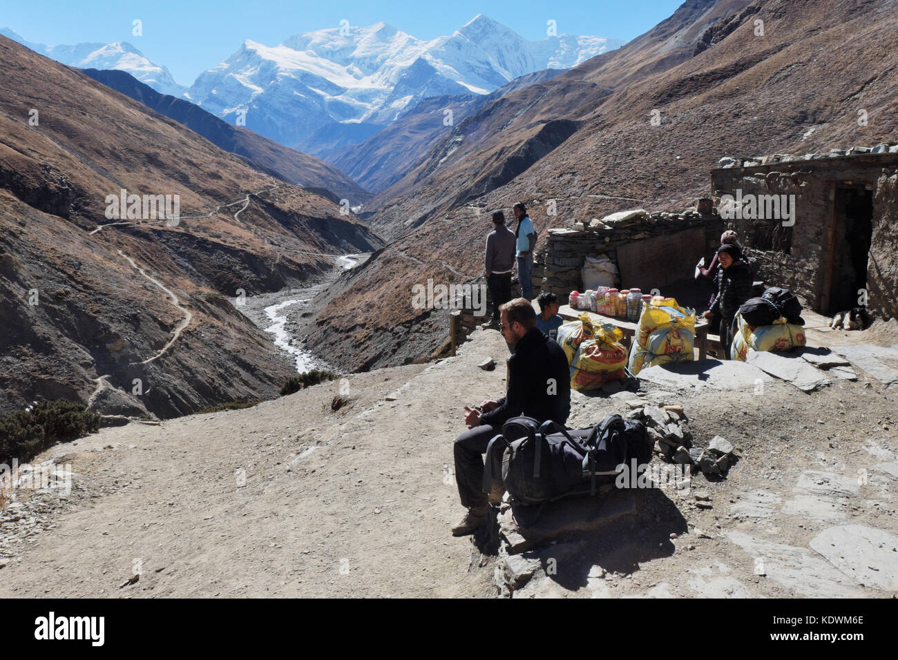 NÉPAL. MANANG - 16 NOVEMBRE 2016 : randonneur touristique près d'un petit magasin haut dans les montagnes sur le sentier autour de l'Annapurna. Manang plus grand touri alpin Banque D'Images NÉPAL. MANANG - 16 NOVEMBRE 2016 : randonneur touristique près d'un petit magasin haut dans les montagnes sur le sentier autour de l'Annapurna. Manang plus grand touri alpin Banque D'Images