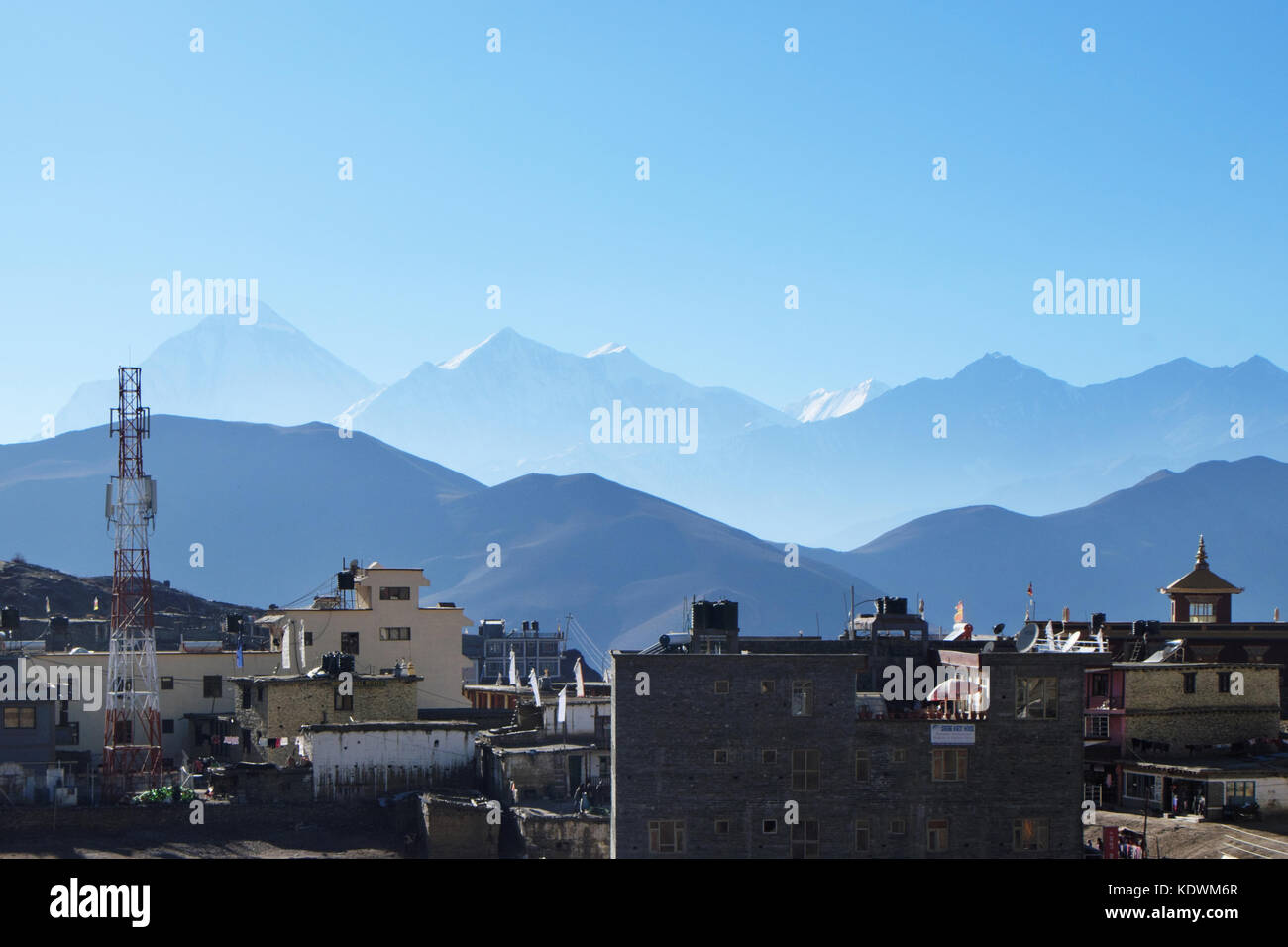 NÉPAL. MUKTINATH - 18 NOVEMBRE 2016 : vue de Muktinath à l'arrière-plan de la silhouette de l'Himalaya et du Mont Nilgiri. Muktinath est une ancie Banque D'Images NÉPAL. MUKTINATH - 18 NOVEMBRE 2016 : vue de Muktinath à l'arrière-plan de la silhouette de l'Himalaya et du Mont Nilgiri. Muktinath est une ancie Banque D'Images