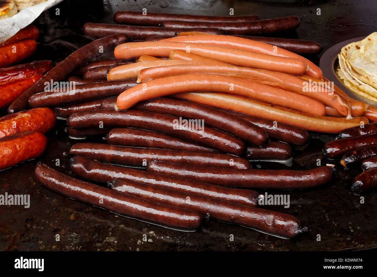 Sélection de saucisses wiener sur plaque de fer en fonte. Banque D'Images