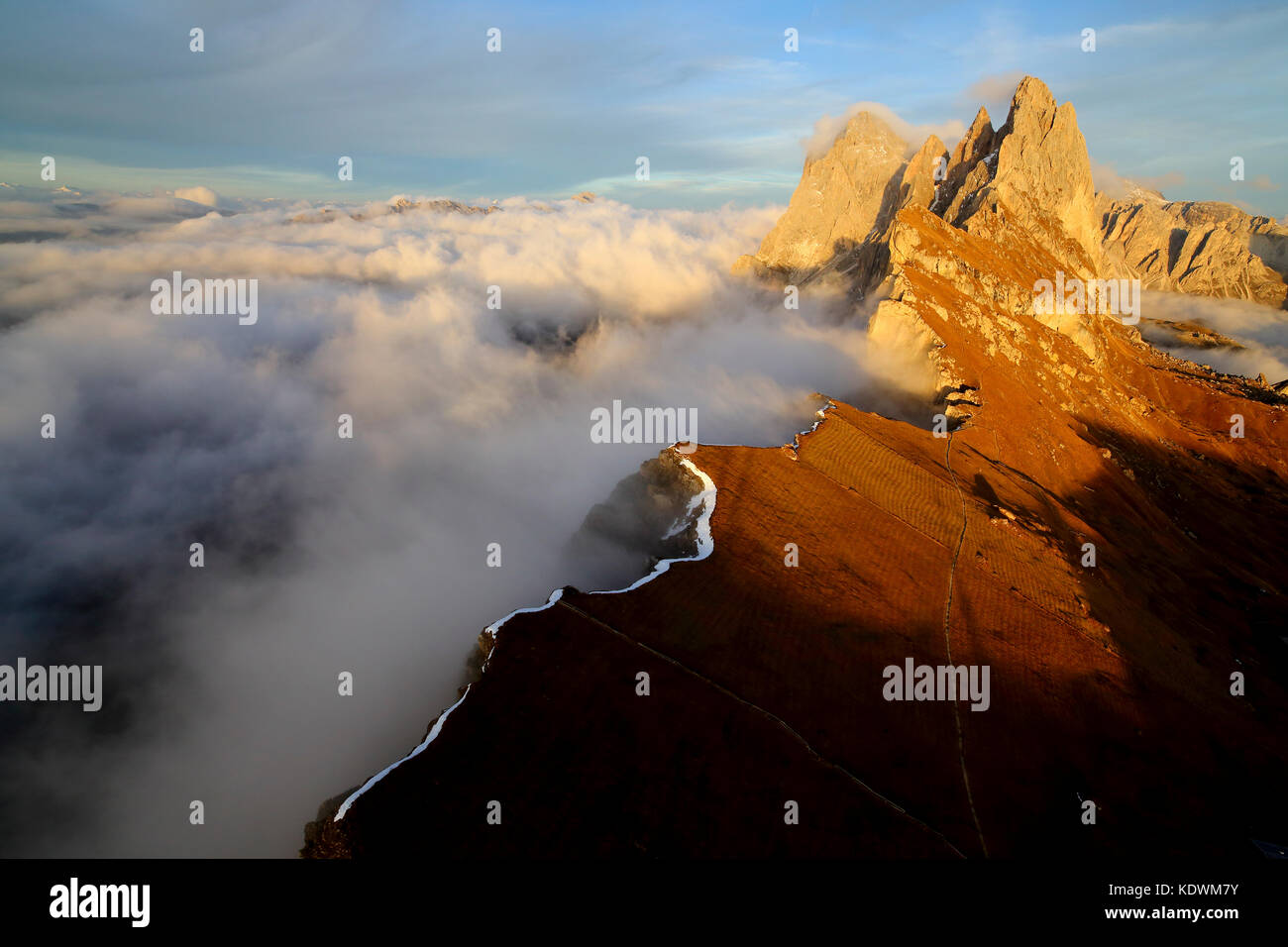 Vue aérienne de seceda de odle entouré par des nuages au coucher du soleil. dolomites val funes Trentin-Haut-Adige Italie Tyrol du sud Europe Banque D'Images