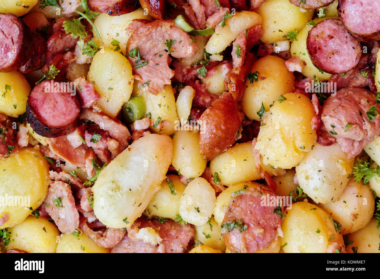 Arrière-plan de pomme de terre cuite, la viande fumée saucisse et mélanger. Banque D'Images