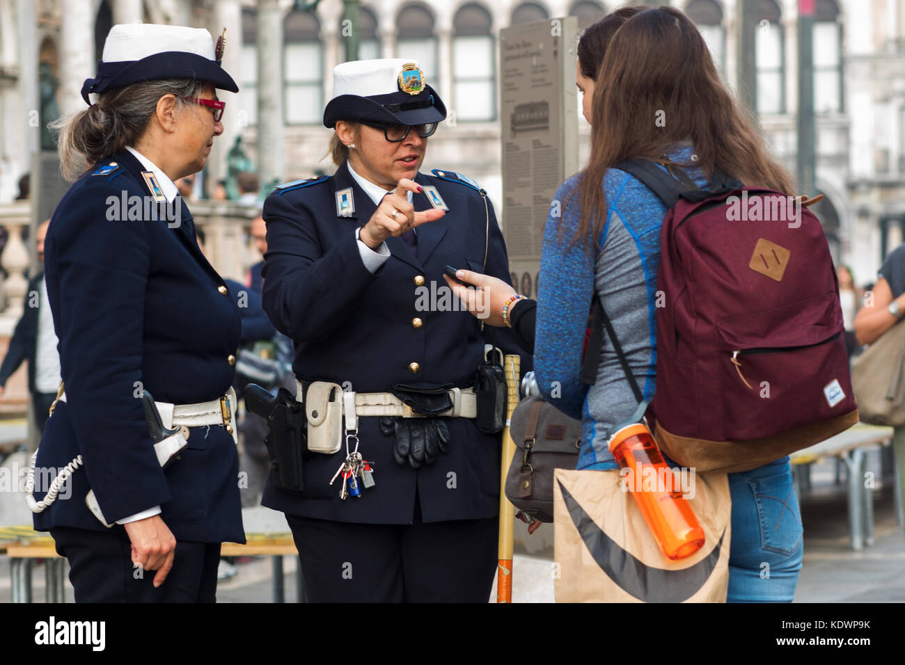 Police woman policewoman italy Banque de photographies et d’images à ...