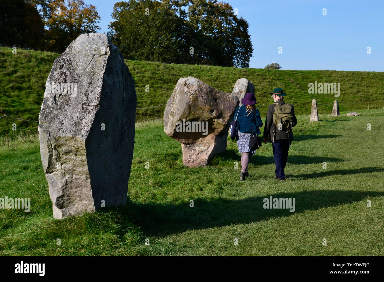 Couple walking tour Henge Avebury Stone Circle, Wiltshire, Royaume-Uni Banque D'Images