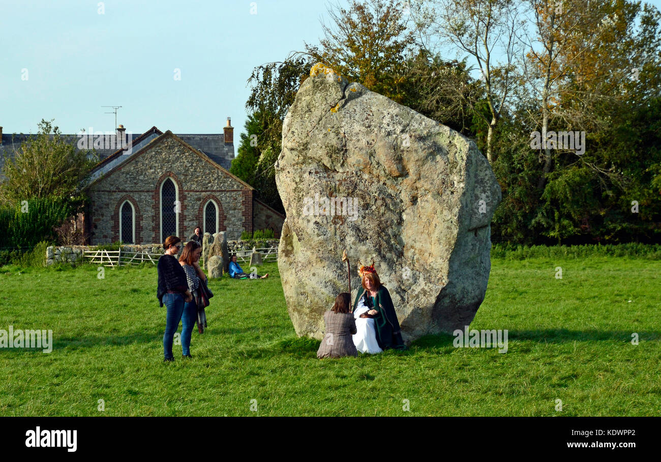 Cérémonie druide, prêtresse druide à Avebury Henge Stone Circle, Wiltshire. Transgenre. Banque D'Images