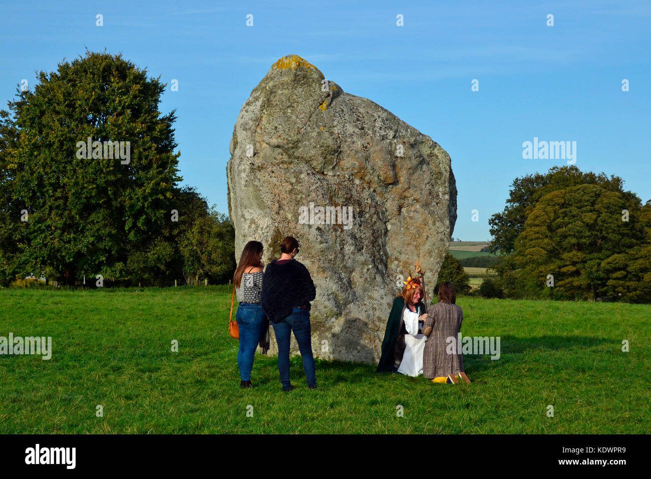 Cérémonie druide, prêtresse druide à Avebury Henge Stone Circle, Wiltshire. Transgenre. Banque D'Images