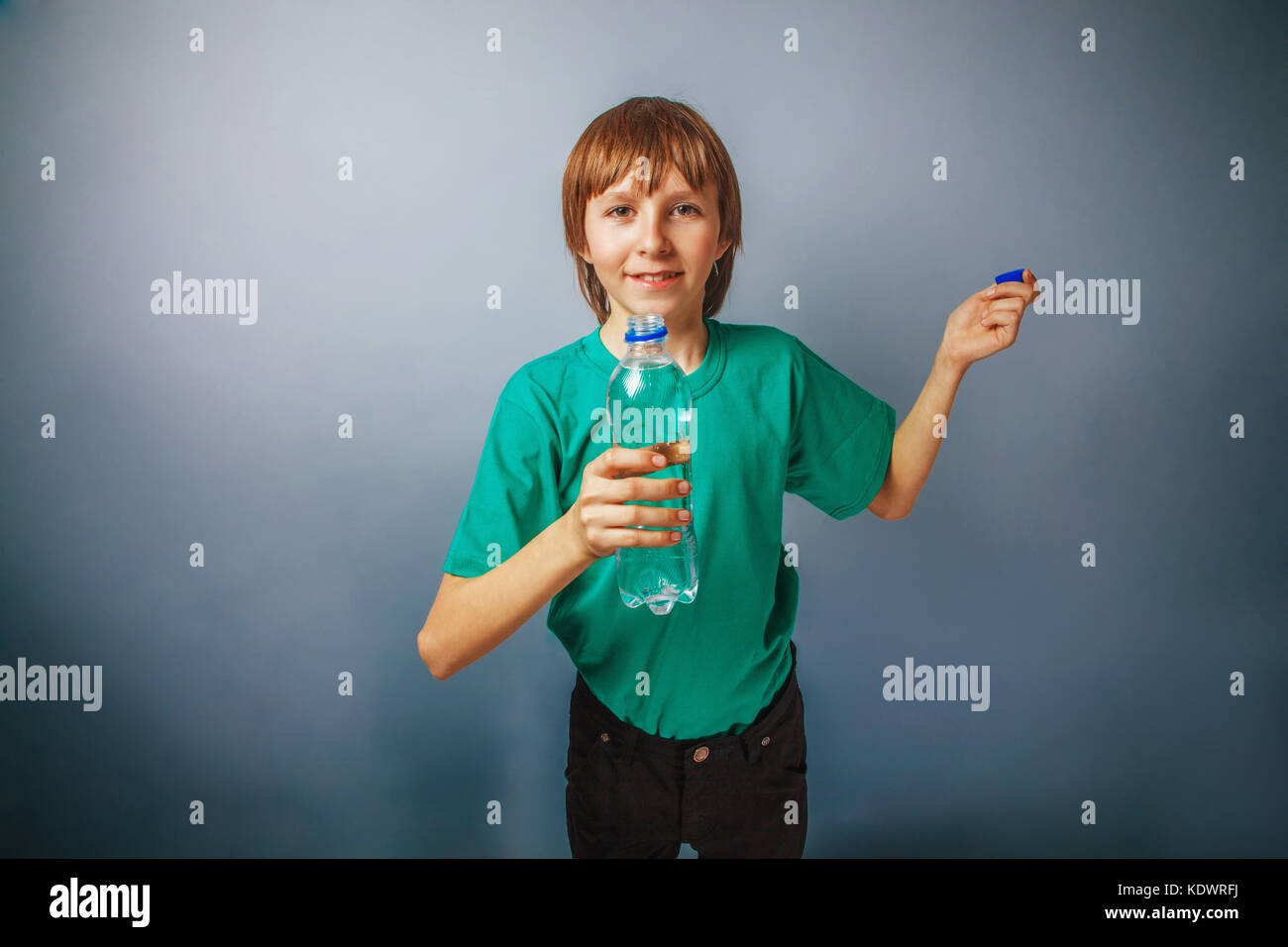 Garçon européen de dix ans à partir de l'eau sur un butolkoy gra Banque D'Images