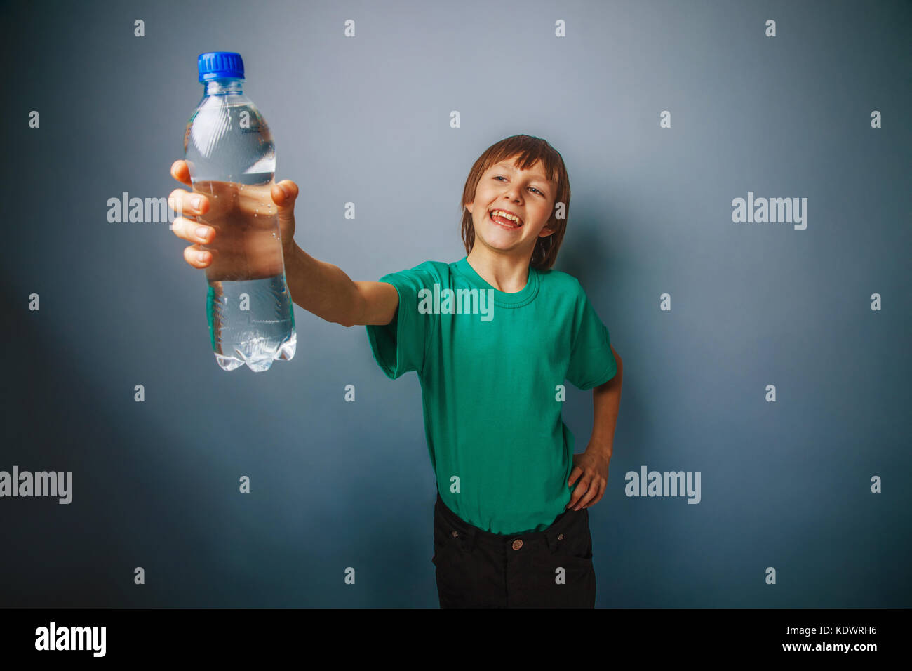 Garçon européen de dix ans à compter de l'butolkoy l'eau, la soif, l'o Banque D'Images