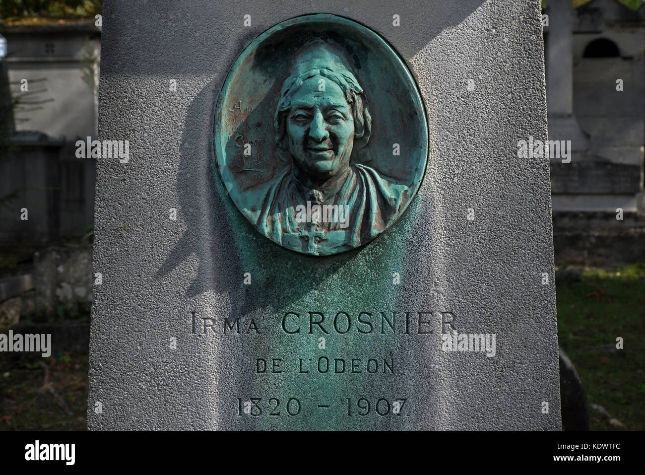 La tombe de l'actrice française Irma Crosnier (1820-1907) avec une médaille de bronze par Albert Lambert (1847-1918) dans le cimetière du Père Lachaise, Paris, France. Banque D'Images