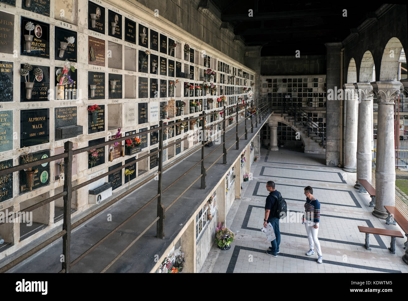 Les touristes visitent le Columbarium au cimetière du Père-Lachaise à Paris, France. Banque D'Images