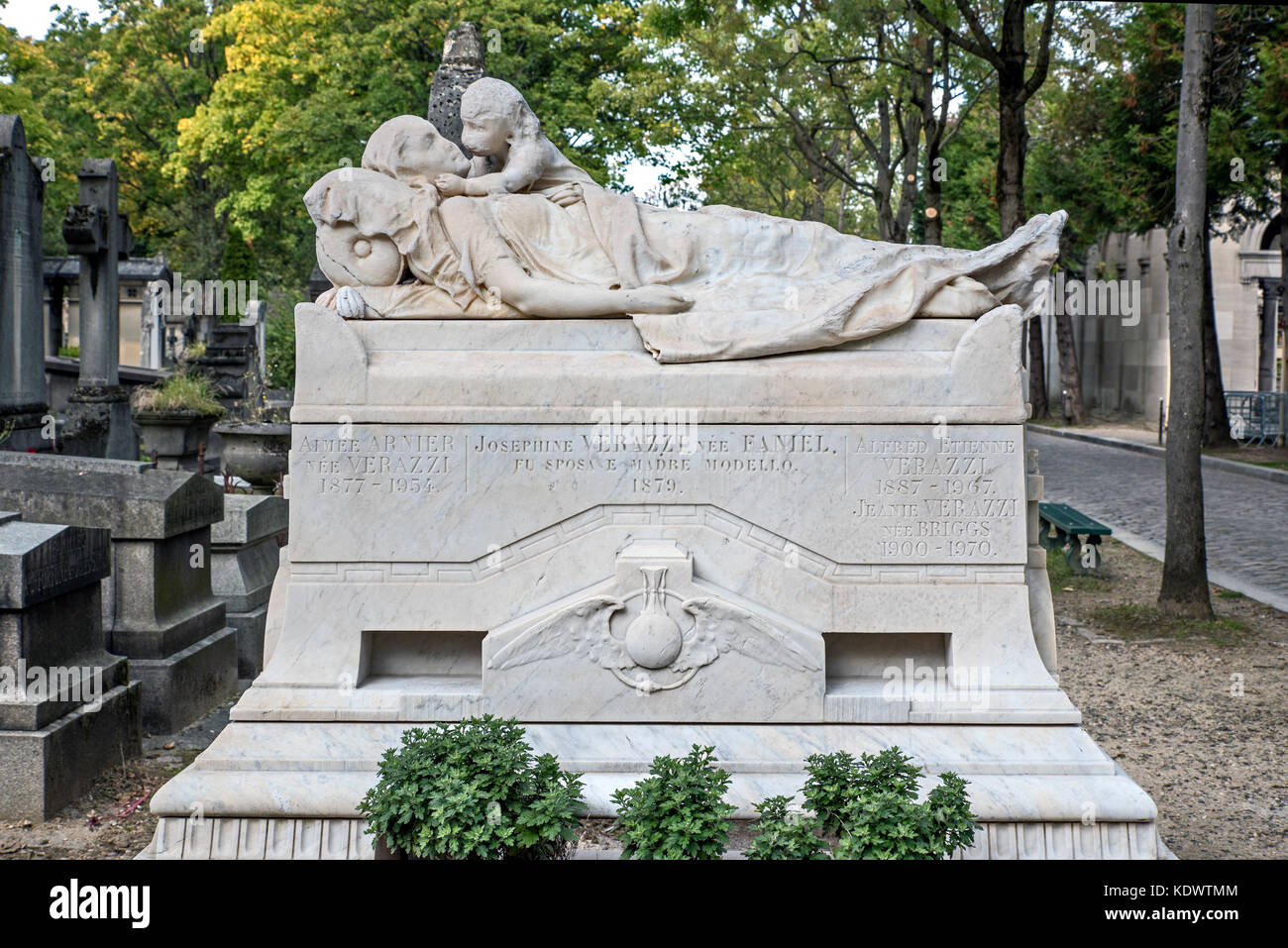 La figure d'une femme endormie par la sculpture italienne Andrea Malfatti (1832-1917) sur la tombe de Joséphine Verazzi au cimetière du Père Lachaise, Paris. Banque D'Images