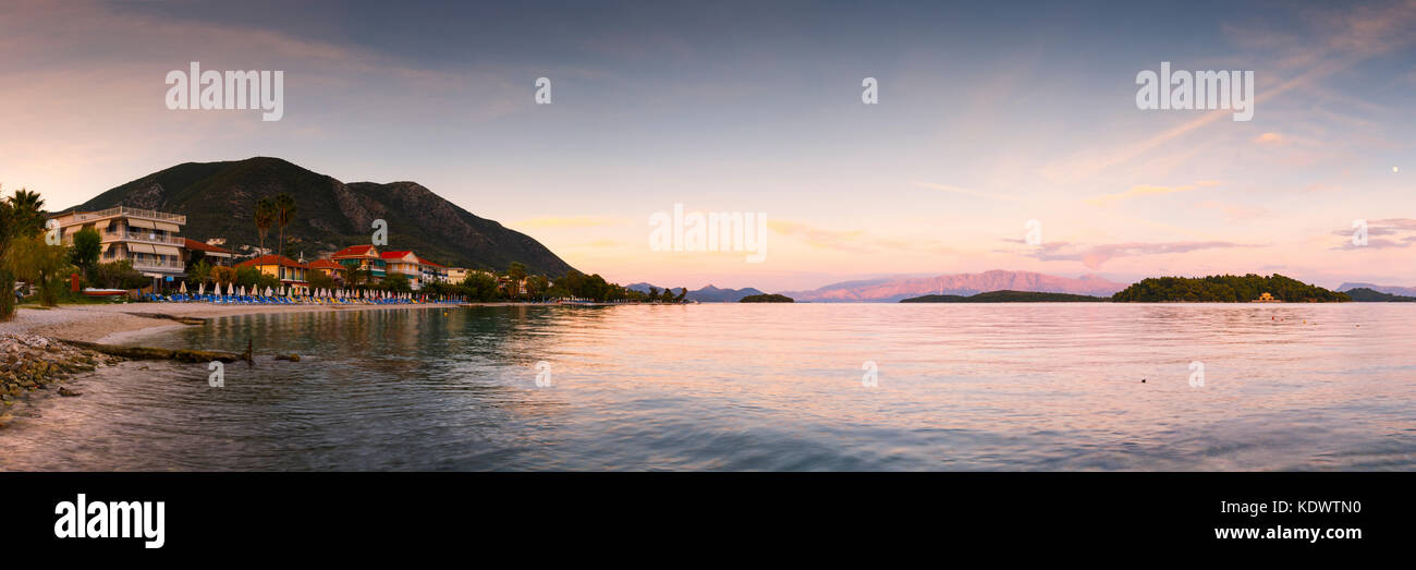 Plage de Nydri village sur l'île de Leucade en Grèce. Banque D'Images