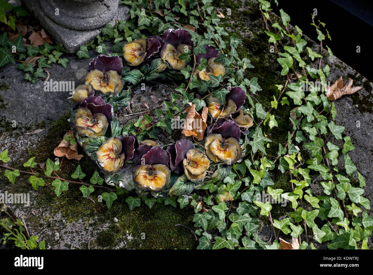 Immortelles, fleurs en céramique sur une tombe du cimetière du Père Lachaise, Paris, France Banque D'Images