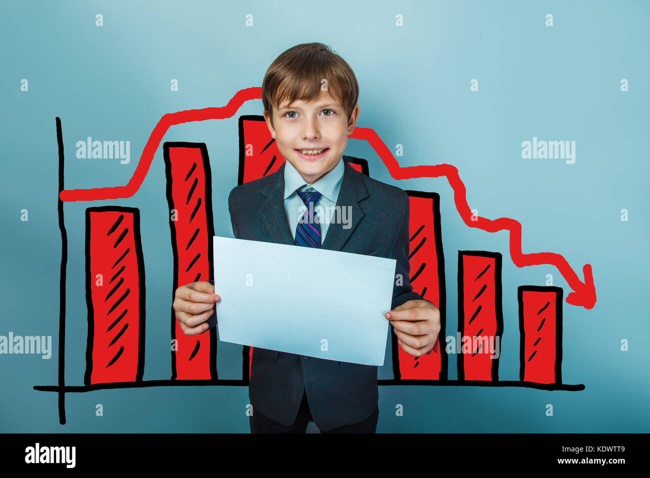 Jeune garçon tenant une feuille de papier graphique homme decli crise Banque D'Images