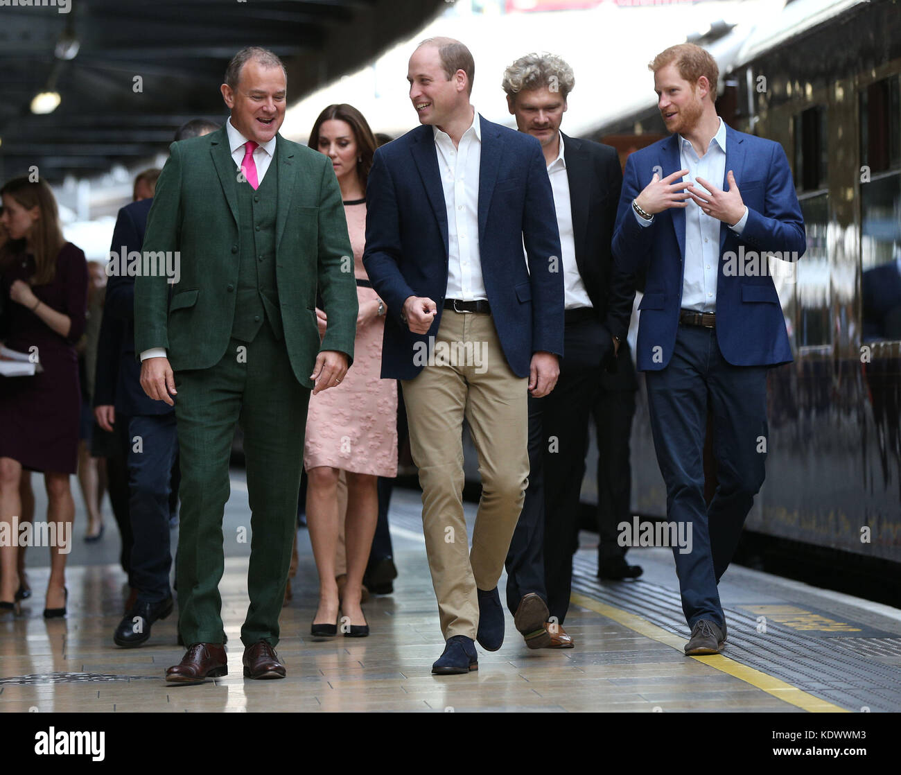 L'acteur Hugh Bonneville (à gauche) marche avec le duc et la duchesse de Cambridge, Simon Farnaby et le prince Harry à l'arrivée à la gare de Paddington à Londres, pour rejoindre les enfants des associations caritatives qu'ils soutiennent et rencontrer les acteurs et l'équipage du prochain film Paddington 2. Banque D'Images