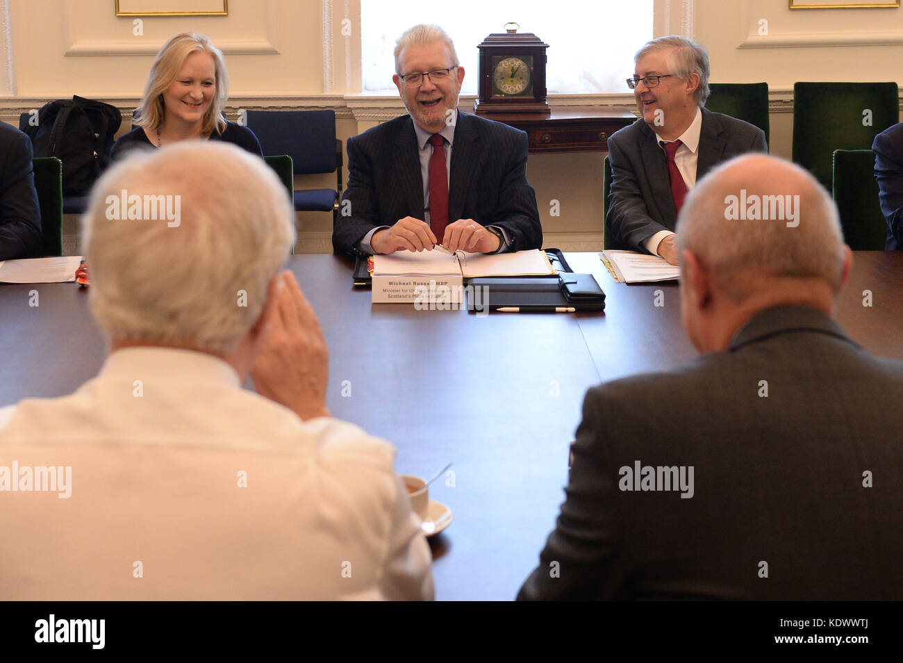 Mark Drakeford AM, le secrétaire du Cabinet aux Finances et aux gouvernements locaux (à droite) et le ministre écossais du Brexit Michael Russell (au centre) rencontrent le premier secrétaire d'État Damian Green (au premier plan à droite) et le secrétaire du Brexit David Davis (au premier plan à gauche) lors d'un Conseil ministériel conjoint sur le Brexit au bureau du Cabinet à Londres. Banque D'Images